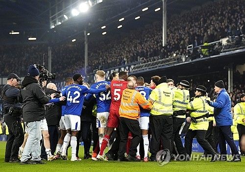 경기가 끝나고 몸싸움을 벌이는 에버턴과 리버풀 선수들