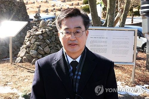 취재진 질문에 답변하는 김동연 경기도지사