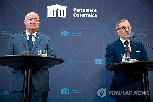 오스트리아 자유당 헤르베르트 키클 대표(오른쪽)와 국민당 크리스티안 슈토커 대표. [로이터=연합뉴스]