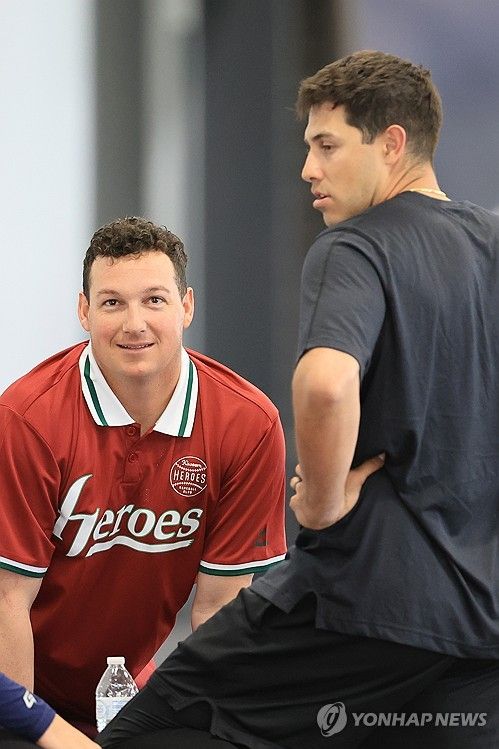 대화하는 키움 새 외인 로젠버그-카디네스