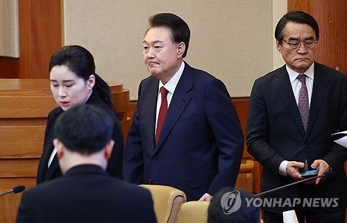 자리로 향하는 윤석열 대통령