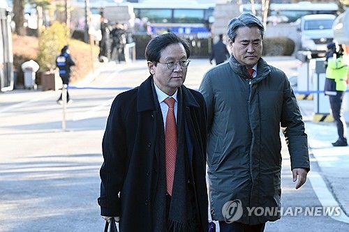 윤 대통령 탄핵심판 6차 변론기일 출석하는 윤갑근 변호사