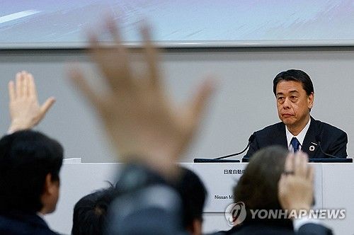 기자회견에서 질문받는 우치다 닛산자동차 사장
