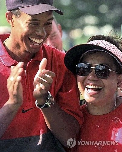 1997년 타이거 우즈와 어머니 쿨티다.