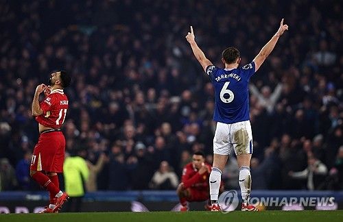 극장 동점골을 터트리고 기뻐하는 에버턴의 제임스 타코우스키