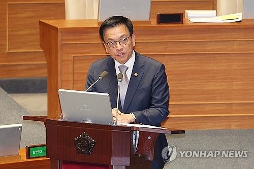 의원 질의에 답변하는 최상목 권한대행
