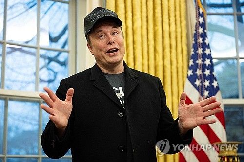 지난 11일(현지시간) 백악관에서 기자회견하는 정부효율부(DOGE) 수장 일론 머스크