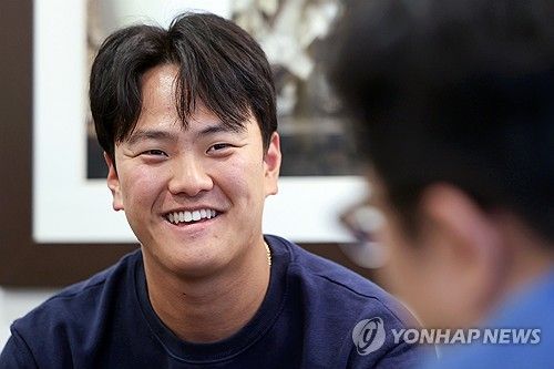 밝은 표정으로 인터뷰하는 키움 포수 김건희