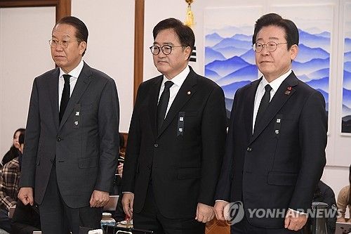 국회의장과 회동 전 기념 촬영하는 여야대표