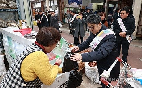 군산 신영시장 방문한 김성섭 차관