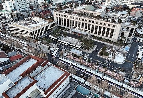 헌재 향하는 경찰 버스