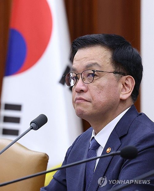 참석자 발언 듣는 최상목 권한대행