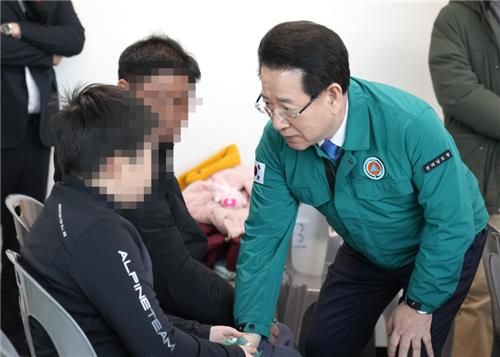 유가족 만난 김영록 지사