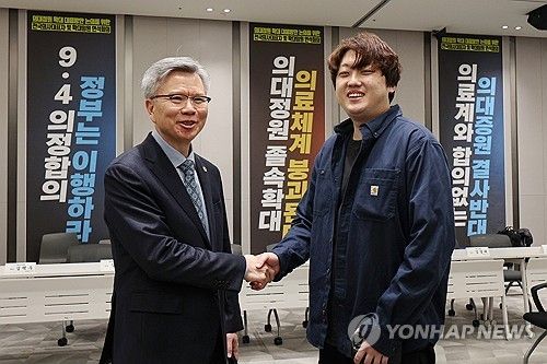 김택우 의협회장과 박단 대전협 비대위원장