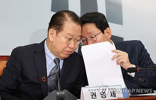 김상훈 정책위의장과 귀엣말 하는 권영세 비대위원장