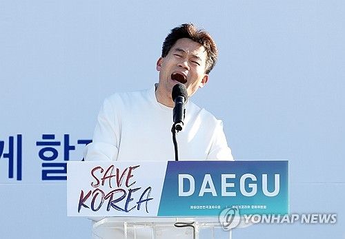 발언하는 전한길