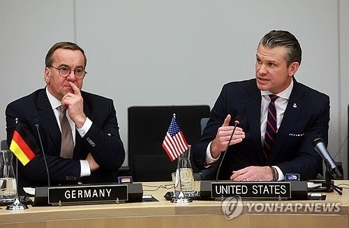 12일(현지시간) UDCG 회의에 참석한 피트 헤그세스 미 국방장관(오른쪽)
