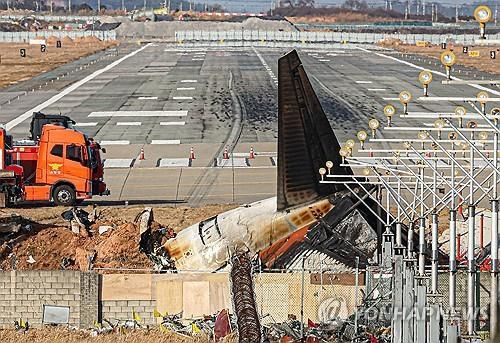 무안국제공항 활주로에 남겨진 제주항공 여객기 동체 착륙 흔적