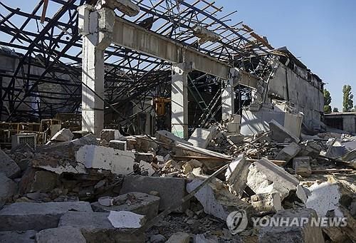 러시아 공격으로 파괴된 우크라이나 남부 오데사 공장