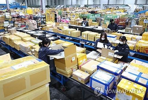 인천공항본부세관 특송물류센터에 쌓인 해외 직구 물품