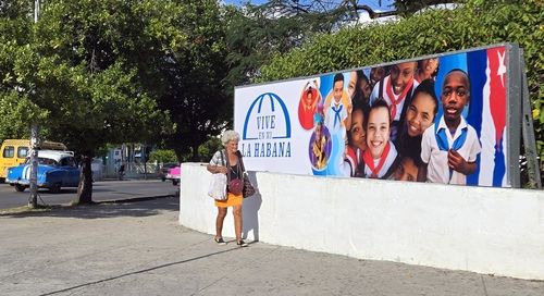 쿠바 아바나 도심의 행인