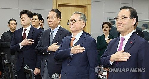 '국민의힘, 어디로 가야 하는가?' 국기에 경례하는 권영세 비대위원장