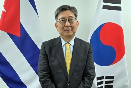 주쿠바 대한민국 대사관에서 만나 연합뉴스와 인터뷰하는 이호열 대사