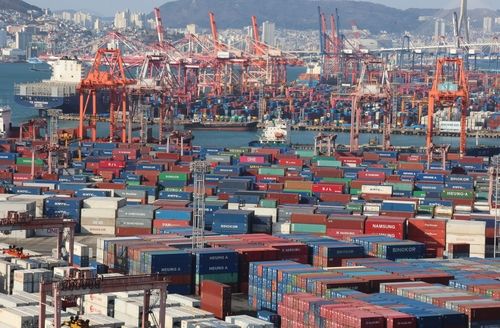 수출입 화물이 쌓여 있는 부산항 