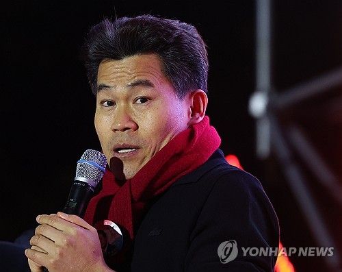 발언하는 전한길