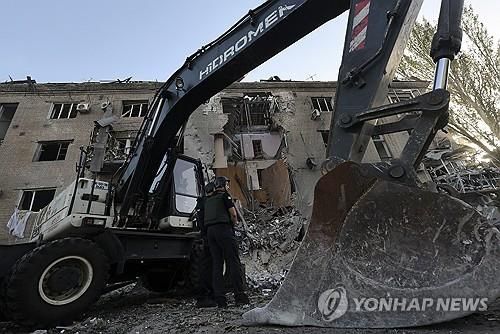 러시아 공격으로 파괴된 우크라이나 자포로지아에서 구조작업이 진행되는 모습. [EPA 연합뉴스 자료사진. 재배포 및 DB 금지]