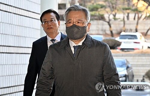 박영수 전 특별검사, '대장동 50억 클럽' 1심 선고 공판 출석