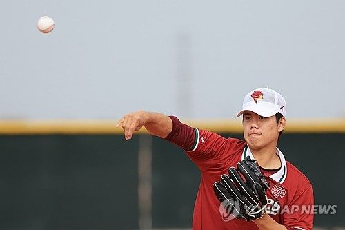 캐치볼 하는 김윤하