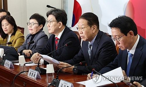 비상대책위원회의에서 발언하는 권영세 비대위원장