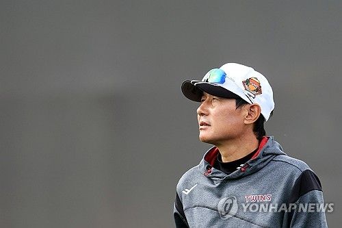 타구 바라보는 염경엽 감독