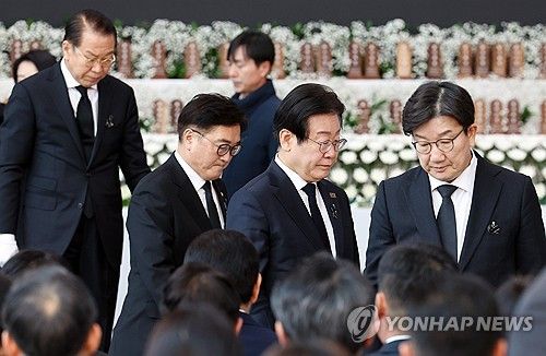 헌화·분향 마친 여야 정치인들