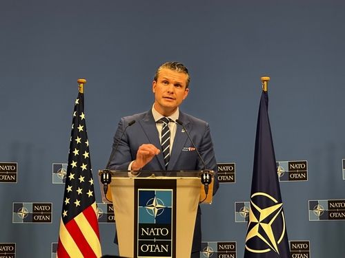 기자회견하는 미 국방장관