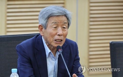 새로운 질서 포럼에서 발언하는 유인태 전 국회 사무총장