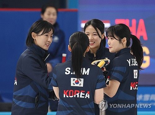 밝은 표정의 여자 컬링