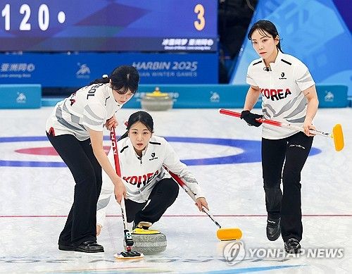 신중하게 투구하는 서드 김민지