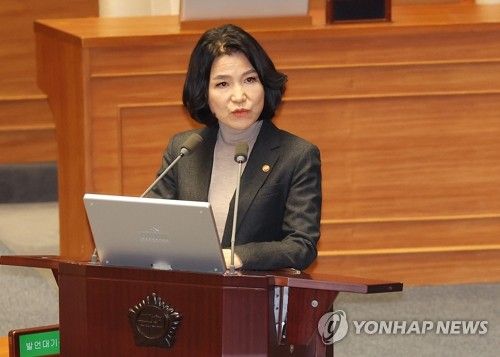 질의에 답변하는 이진숙 방통위원장