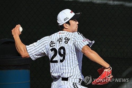 불펜 투구하는 손주영