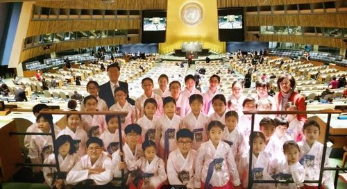 유엔 공연 마치고 총회장 배경으로 포즈 취한 합창단원들 