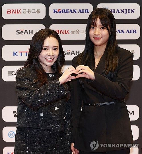 다정하게 포즈 취하는 신유빈-전지희