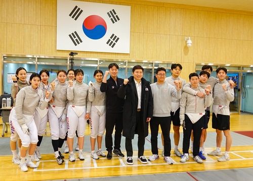 펜싱 대표팀 선수들과 기념 촬영한 유승민 당선인(중앙)