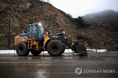 LA에서 도로 뒤덮은 진흙 치우는 중장비차