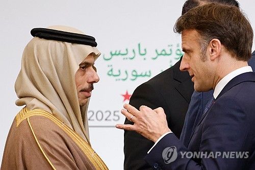 13일 파리에서 사우디 외무장관과 대화하는 마크롱 대통령