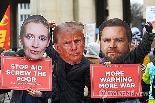 뮌헨안보회의 행사장 앞 시위(왼쪽이 알리스 바이델 AfD 대표)