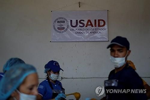 해외 원조 현장에 걸린 USAID 로고