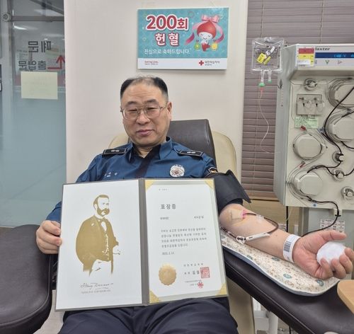 헌혈하는 서수상 경감