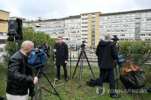 제멜리 종합병원 앞에서 교황 입원 소식 전하는 취재진